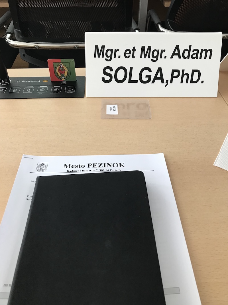 Adam Solga na poslaneckom stole v mestskom zastupiteľstve